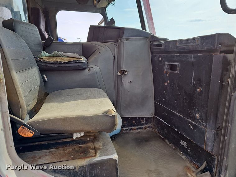 image for item LW9692 1997 Peterbilt 320  refuse truck