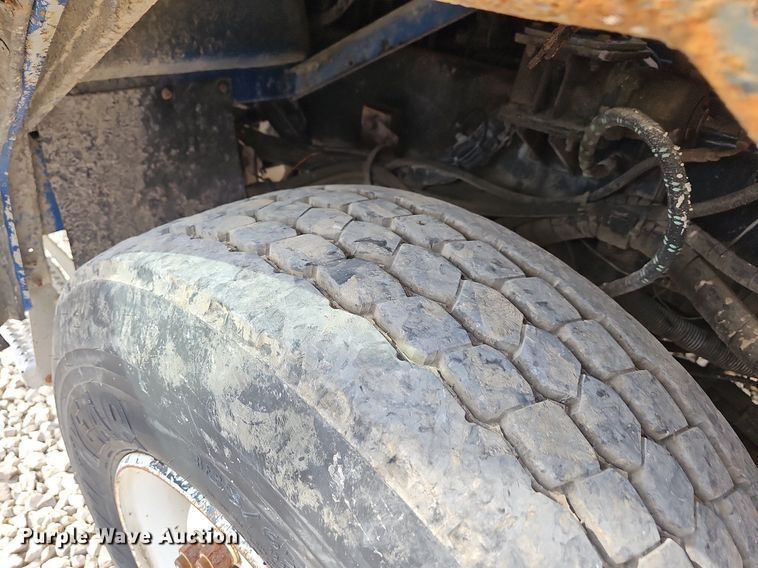 image for item LW9692 1997 Peterbilt 320  refuse truck