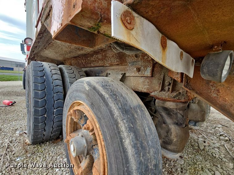 image for item LW9693 1996 Volvo Xpeditor  refuse truck