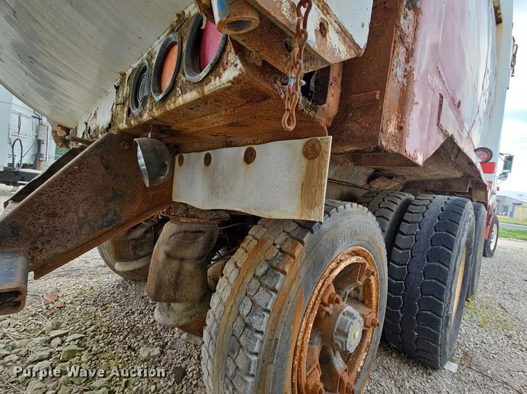 image for item LW9693 1996 Volvo Xpeditor  refuse truck