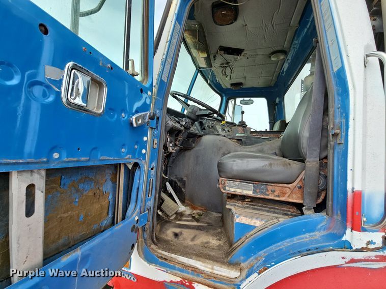 image for item LW9693 1996 Volvo Xpeditor  refuse truck