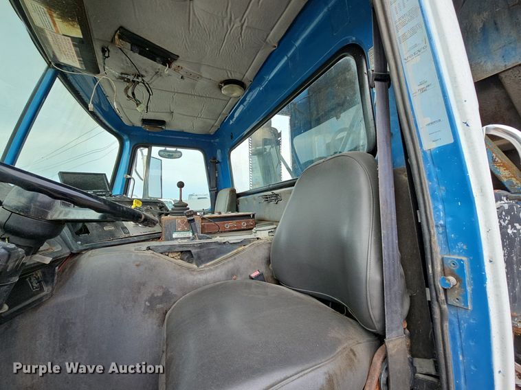 image for item LW9693 1996 Volvo Xpeditor  refuse truck