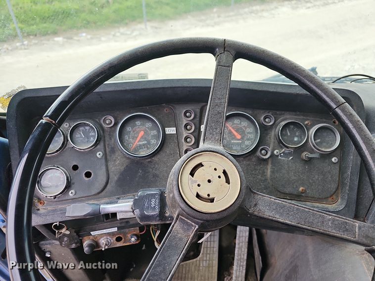 image for item LW9693 1996 Volvo Xpeditor  refuse truck