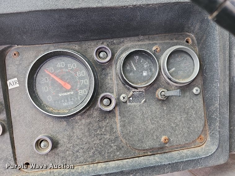 image for item LW9693 1996 Volvo Xpeditor  refuse truck