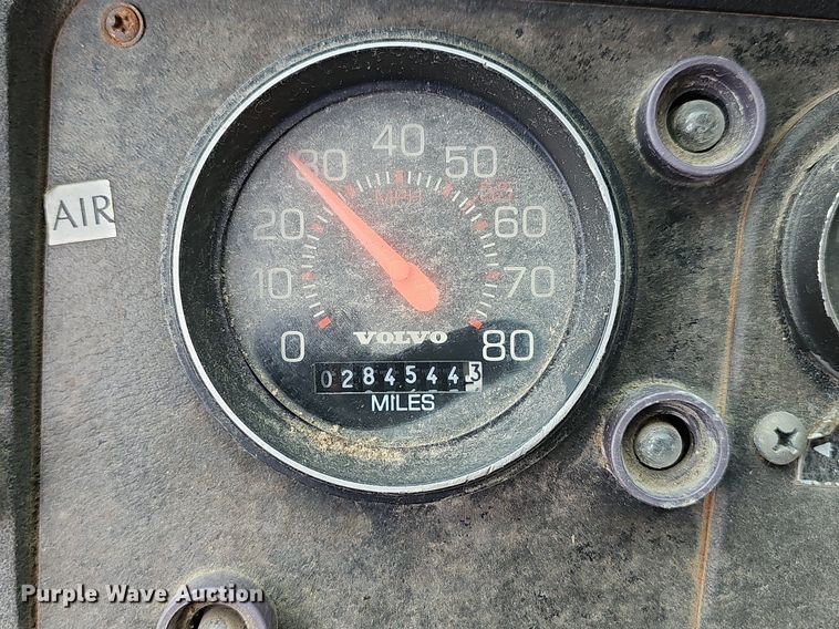 image for item LW9693 1996 Volvo Xpeditor  refuse truck