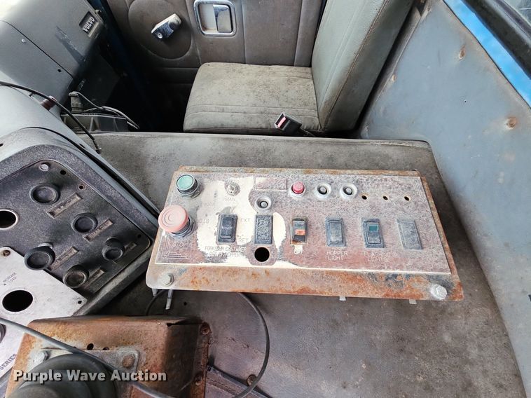 image for item LW9693 1996 Volvo Xpeditor  refuse truck