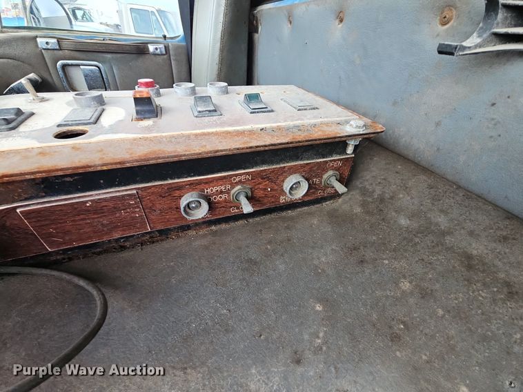 image for item LW9693 1996 Volvo Xpeditor  refuse truck