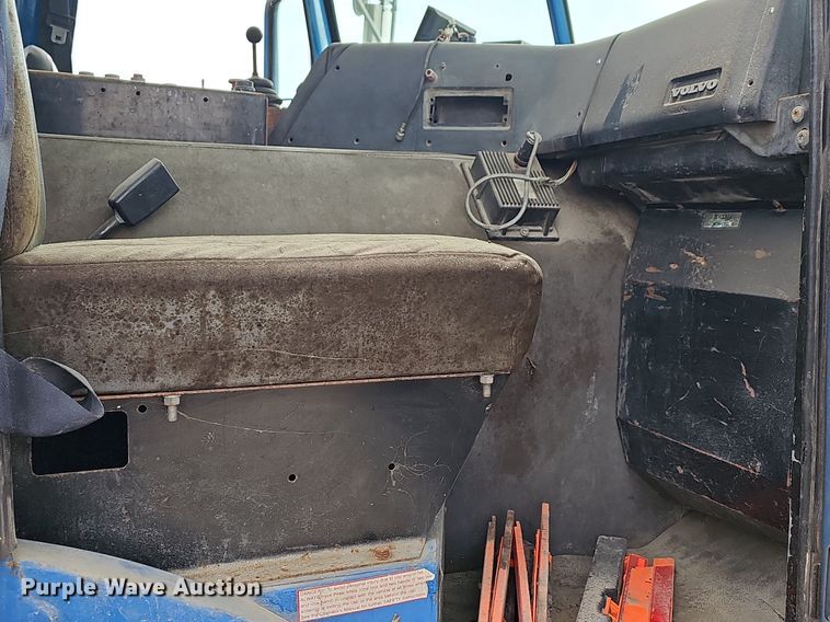 image for item LW9693 1996 Volvo Xpeditor  refuse truck