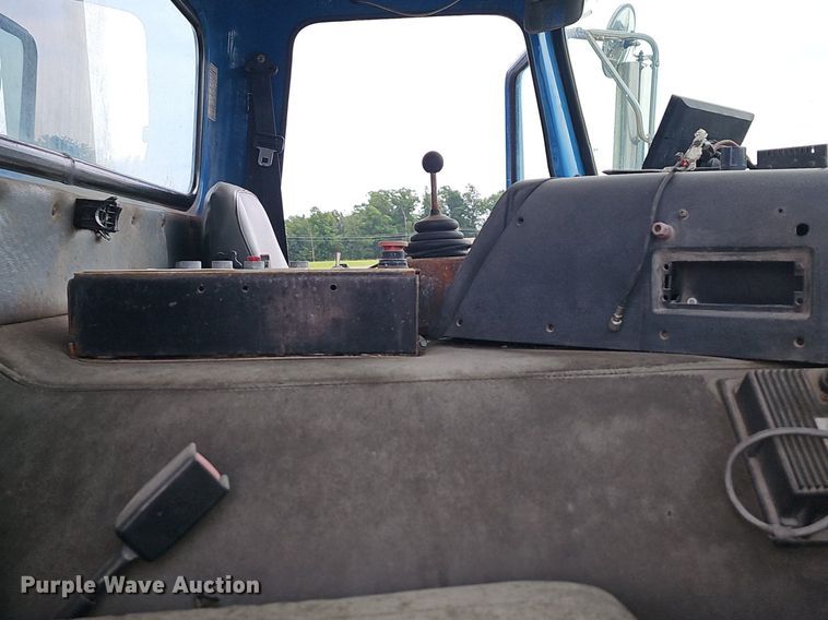 image for item LW9693 1996 Volvo Xpeditor  refuse truck