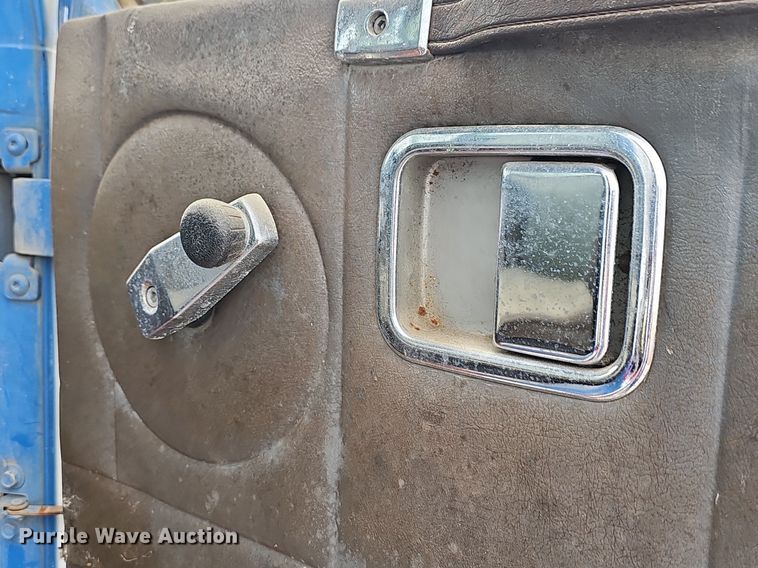 image for item LW9693 1996 Volvo Xpeditor  refuse truck