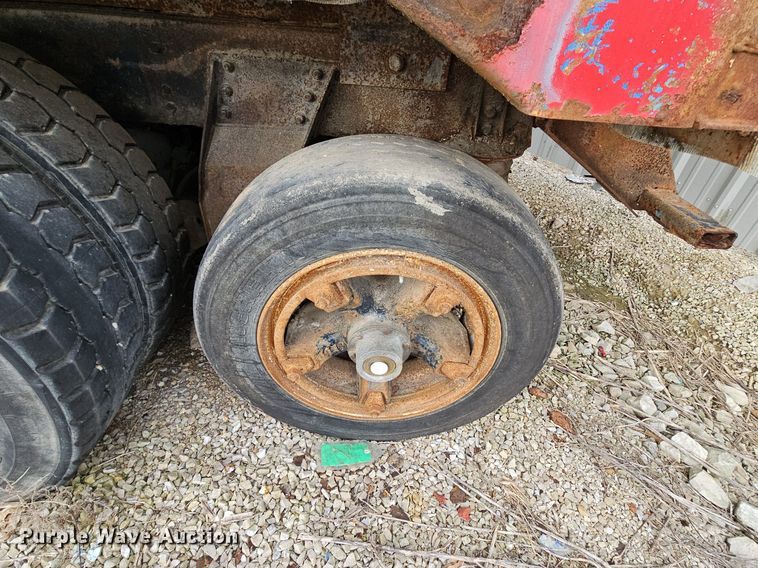 image for item LW9693 1996 Volvo Xpeditor  refuse truck