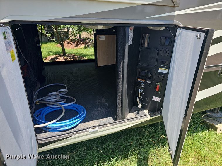 image for item LW9696 2016 Cross Roads Redwood  camper