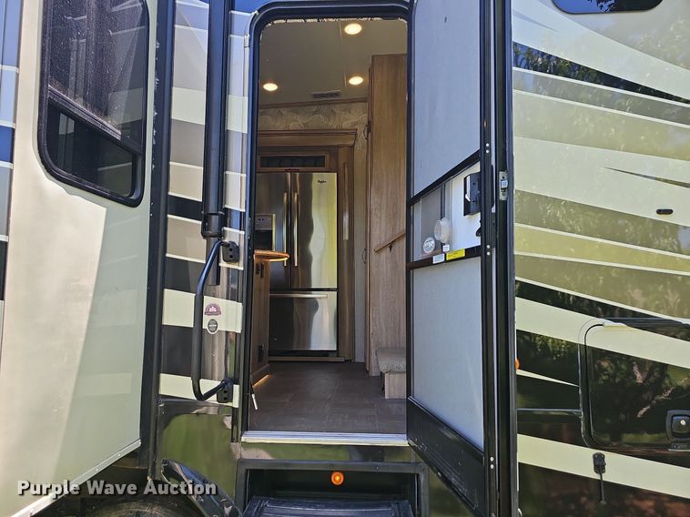 image for item LW9696 2016 Cross Roads Redwood  camper