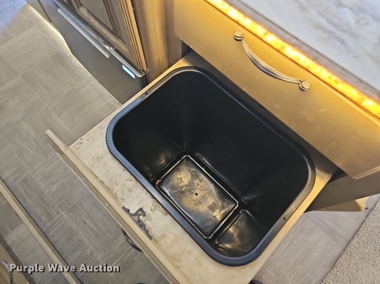 image for item LW9696 2016 Cross Roads Redwood  camper