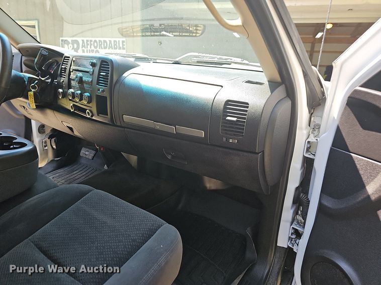 image for item LW9742 2008 Chevrolet Silverado 2500HD  Ext. Cab pickup truck