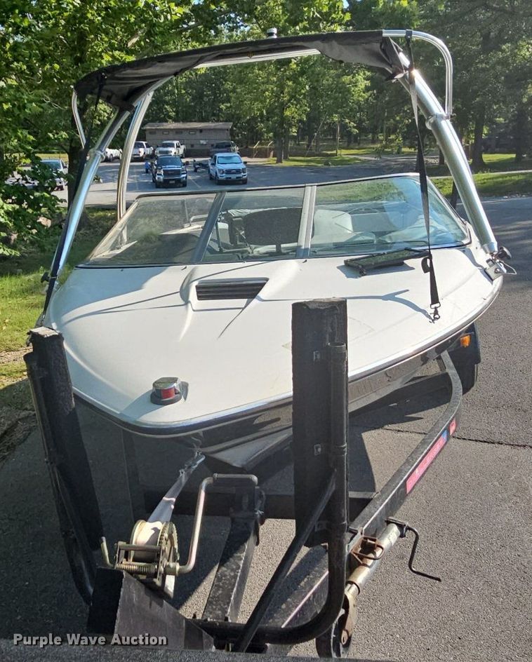 image for item LW9750 1989 Bayliner Ski Challenger  boat