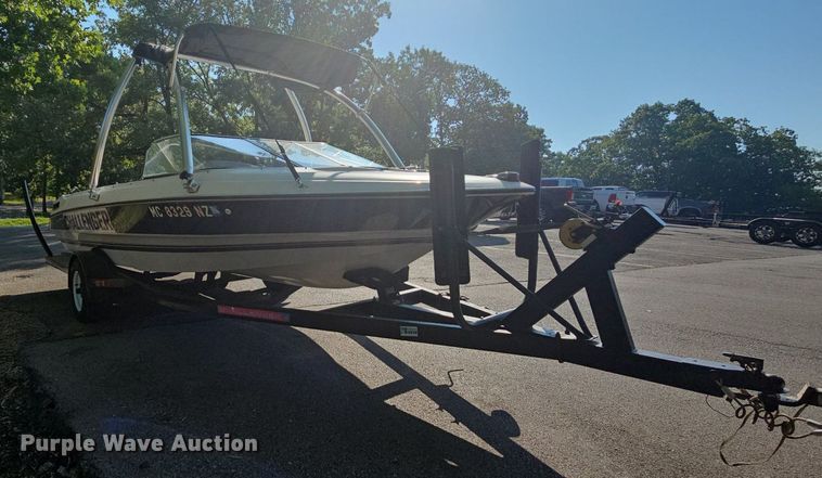 image for item LW9750 1989 Bayliner Ski Challenger  boat