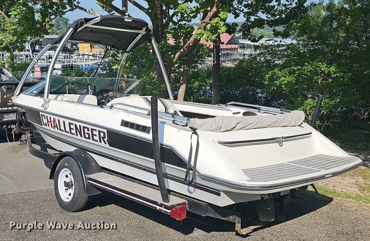 image for item LW9750 1989 Bayliner Ski Challenger  boat