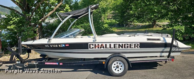 image for item LW9750 1989 Bayliner Ski Challenger  boat
