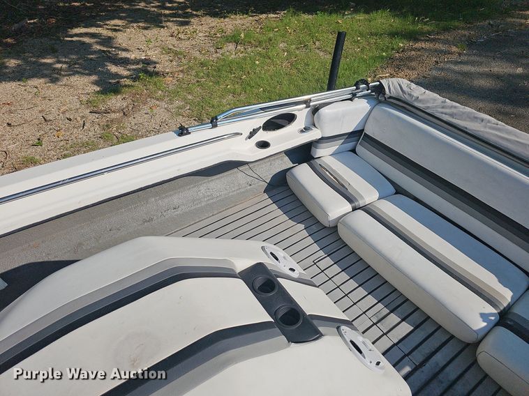 image for item LW9750 1989 Bayliner Ski Challenger  boat