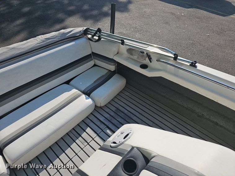 image for item LW9750 1989 Bayliner Ski Challenger  boat