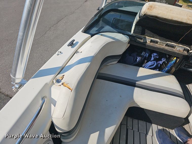 image for item LW9750 1989 Bayliner Ski Challenger  boat