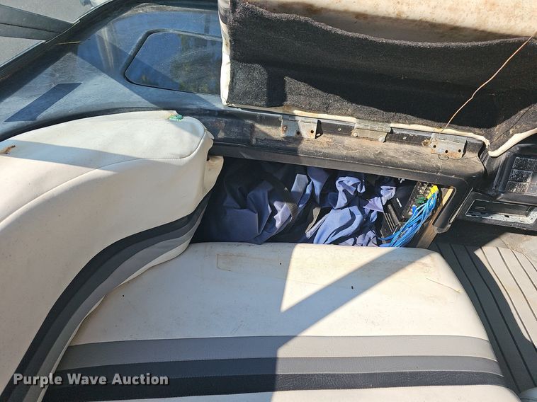 image for item LW9750 1989 Bayliner Ski Challenger  boat