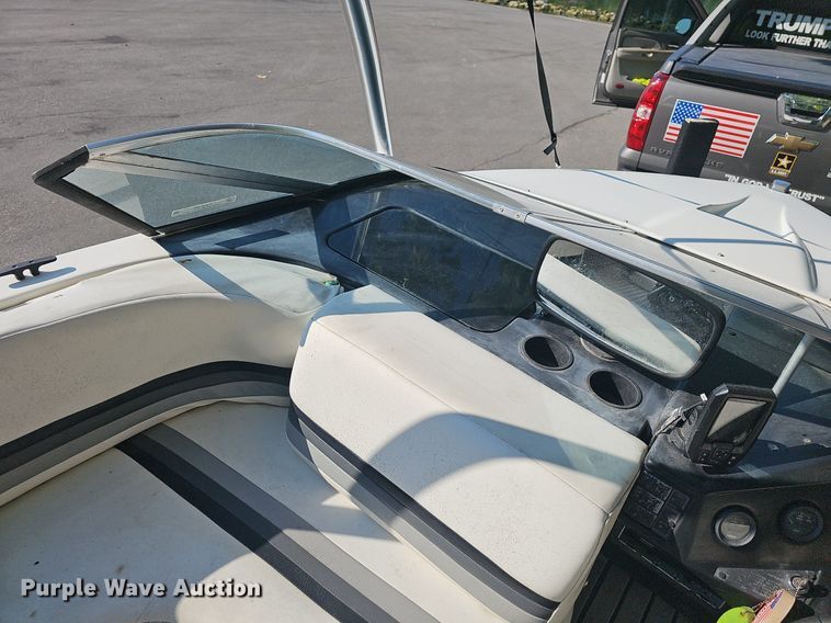 image for item LW9750 1989 Bayliner Ski Challenger  boat