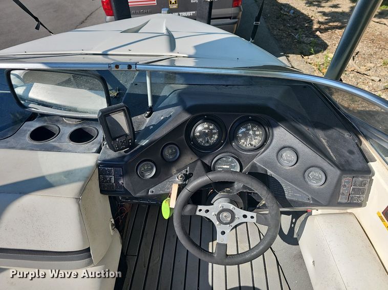 image for item LW9750 1989 Bayliner Ski Challenger  boat