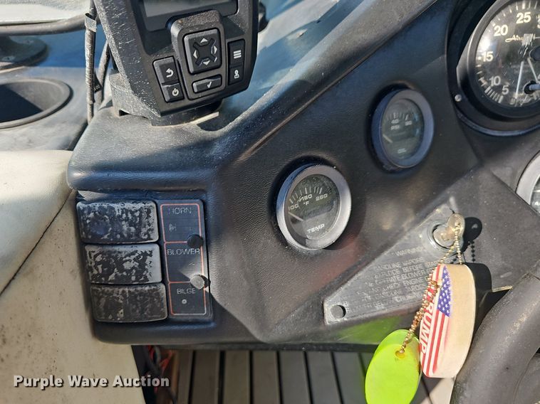 image for item LW9750 1989 Bayliner Ski Challenger  boat