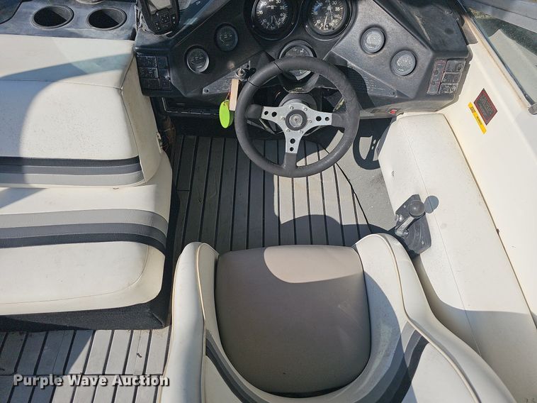 image for item LW9750 1989 Bayliner Ski Challenger  boat