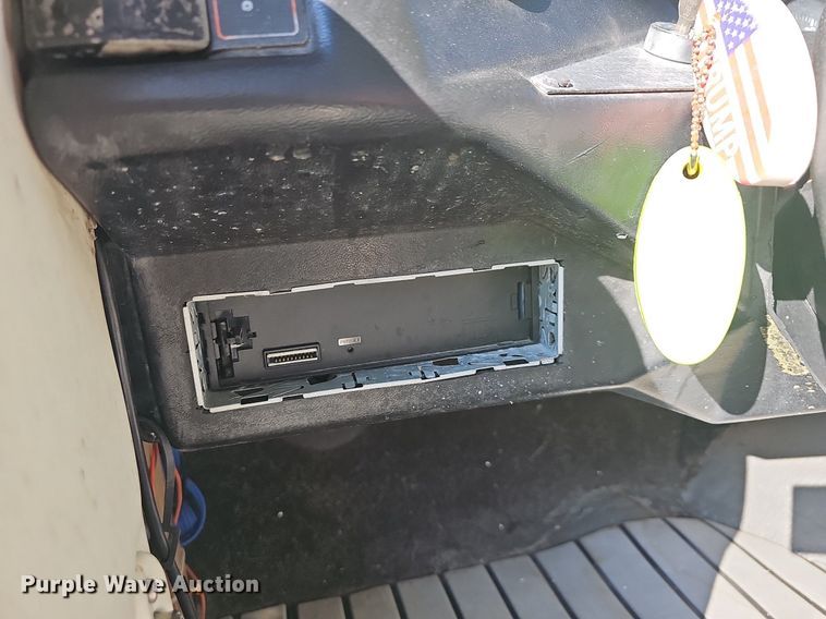 image for item LW9750 1989 Bayliner Ski Challenger  boat