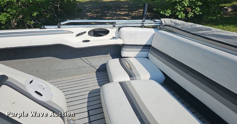 image for item LW9750 1989 Bayliner Ski Challenger  boat