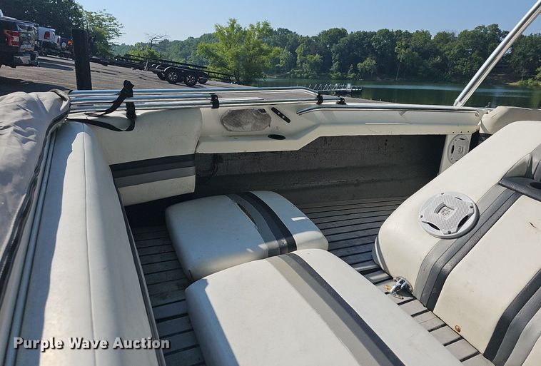 image for item LW9750 1989 Bayliner Ski Challenger  boat