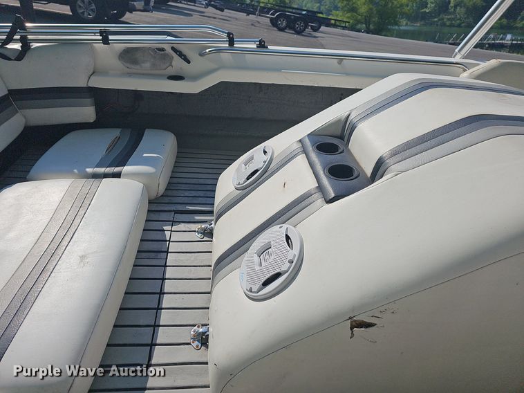 image for item LW9750 1989 Bayliner Ski Challenger  boat