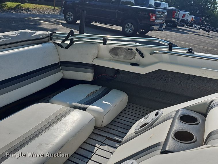 image for item LW9750 1989 Bayliner Ski Challenger  boat