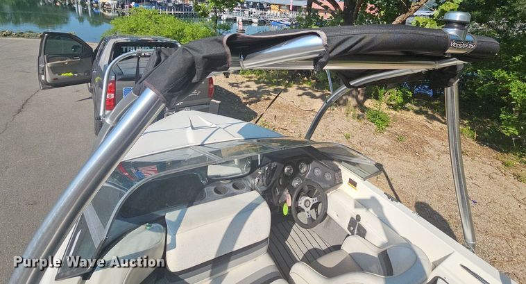 image for item LW9750 1989 Bayliner Ski Challenger  boat