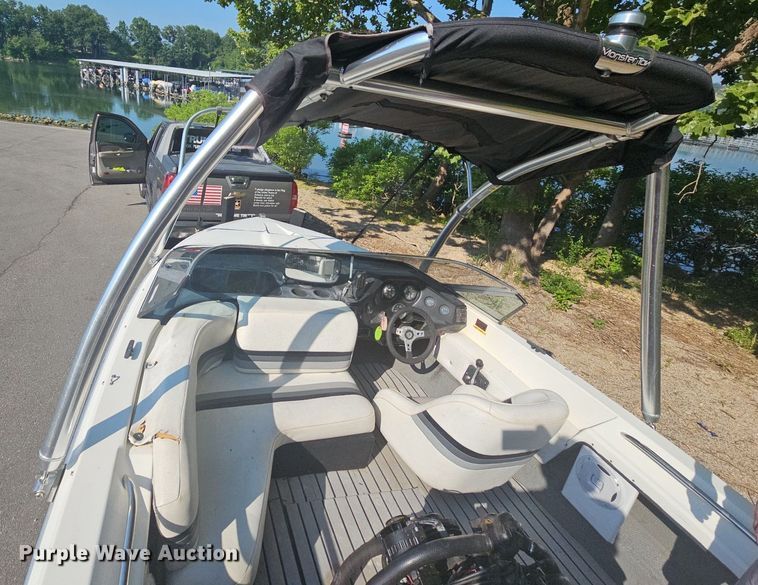 image for item LW9750 1989 Bayliner Ski Challenger  boat