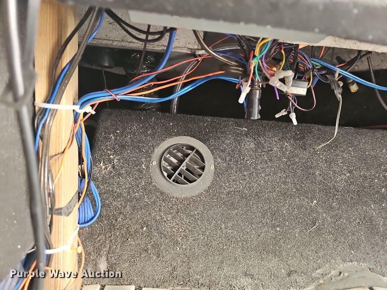 image for item LW9750 1989 Bayliner Ski Challenger  boat