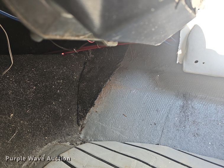 image for item LW9750 1989 Bayliner Ski Challenger  boat