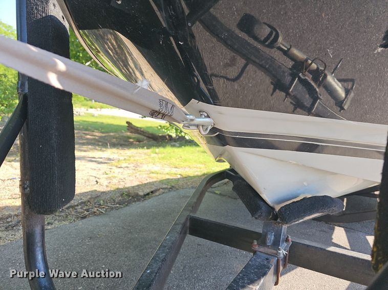 image for item LW9750 1989 Bayliner Ski Challenger  boat