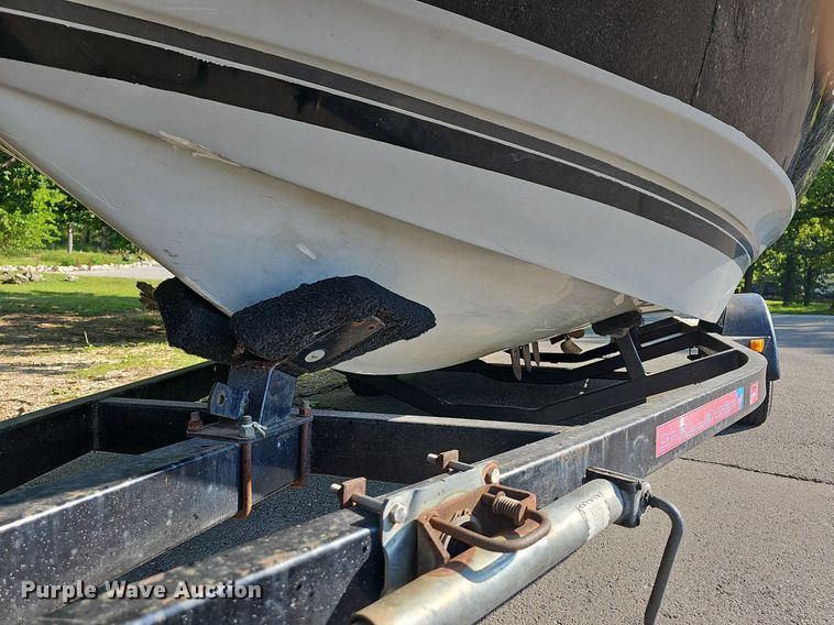 image for item LW9750 1989 Bayliner Ski Challenger  boat