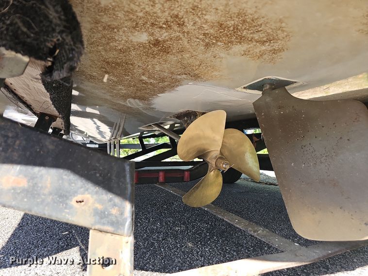 image for item LW9750 1989 Bayliner Ski Challenger  boat