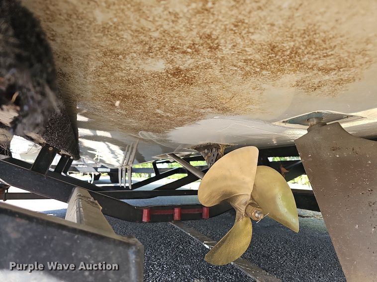 image for item LW9750 1989 Bayliner Ski Challenger  boat