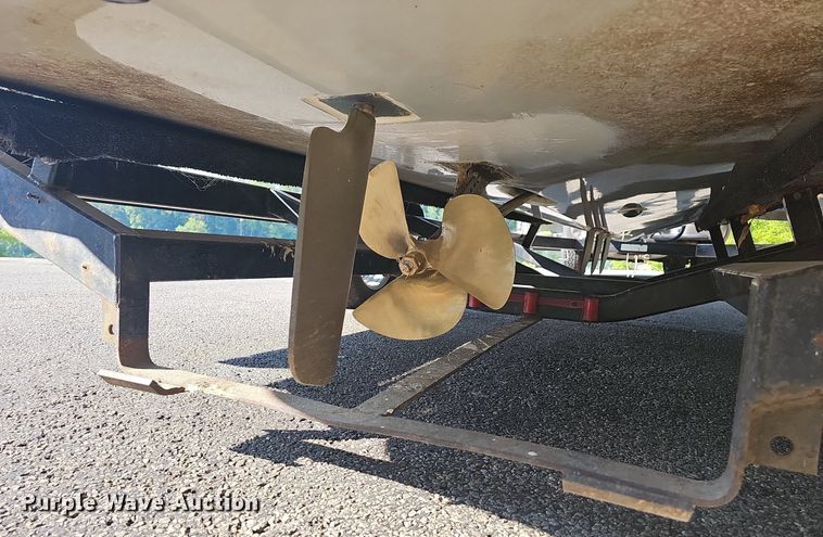 image for item LW9750 1989 Bayliner Ski Challenger  boat