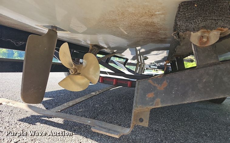 image for item LW9750 1989 Bayliner Ski Challenger  boat