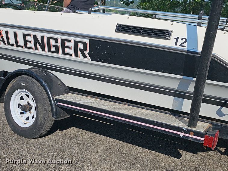 image for item LW9750 1989 Bayliner Ski Challenger  boat