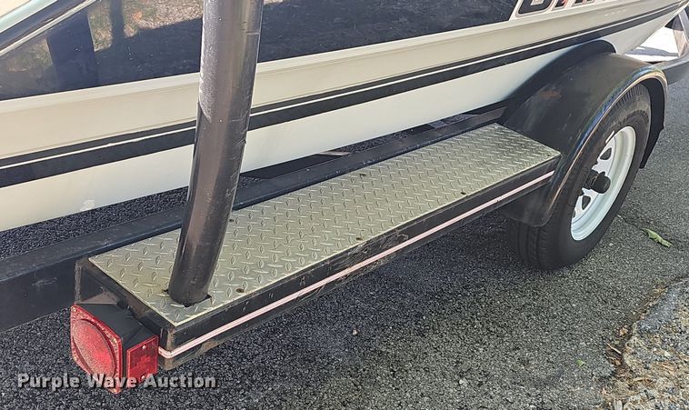 image for item LW9750 1989 Bayliner Ski Challenger  boat