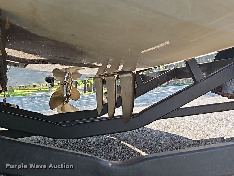 image for item LW9750 1989 Bayliner Ski Challenger  boat