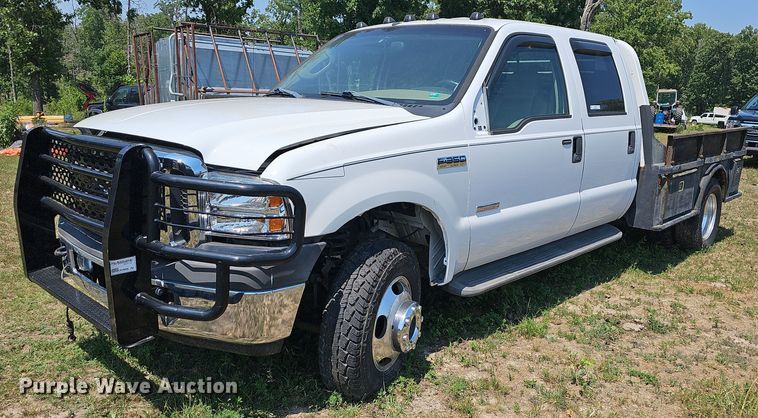 image for item LW9753 2005 Ford F350 Super Duty  Crew Cab flatbed pickup truck